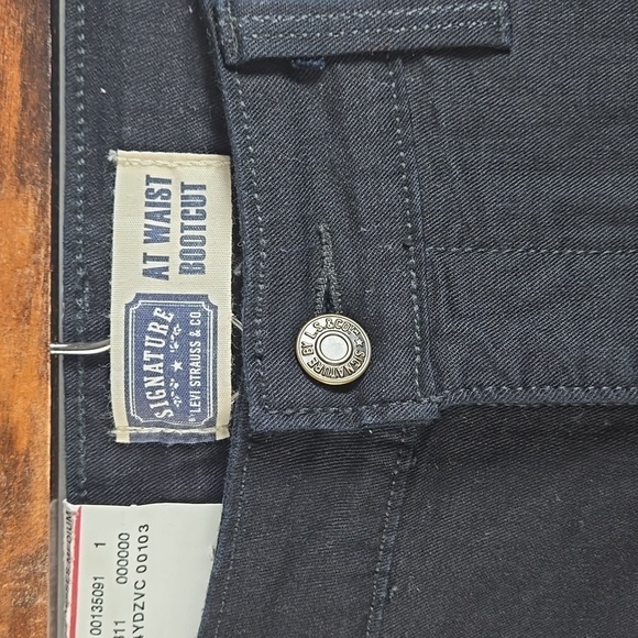 Levi Signature Bootcut Black Jeans NWT - Picture 4 of 8